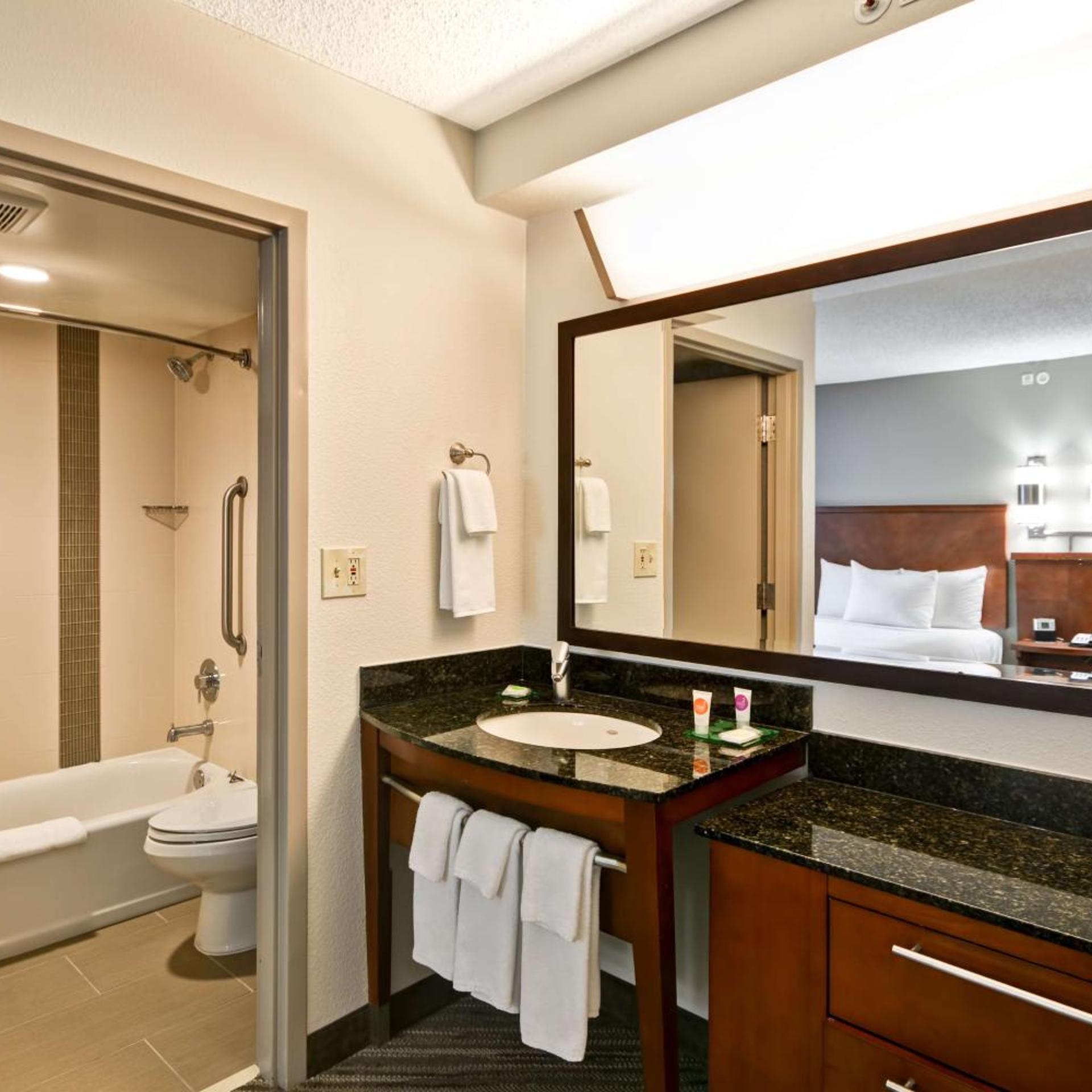 غرفة بسرير كينج مع أريكة، Hyatt Place Memphis/Germantown 2/3