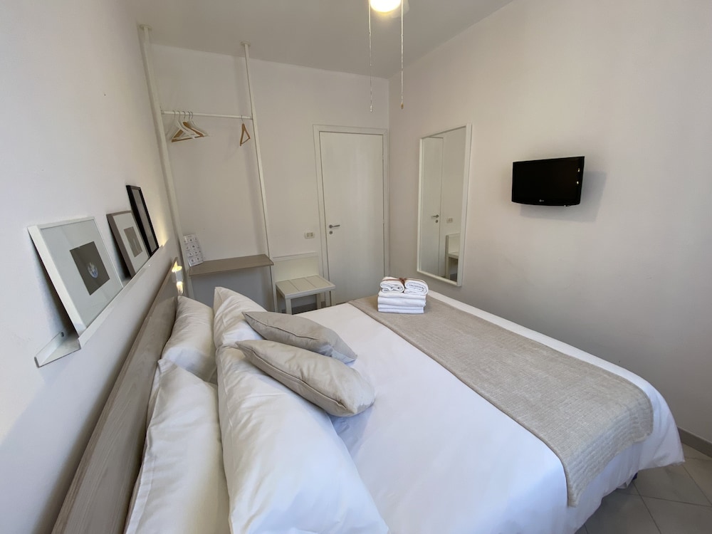ROOM, DOUBLE BED, EXTERNAL BATHROOM, SMALL
