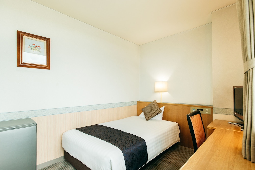 SEMI ROOM, SEMI DOUBLE BED, BATHTUB