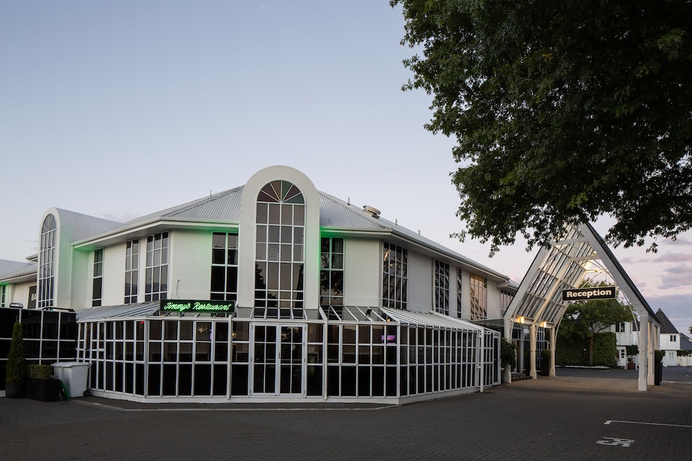 Pavilions Hotel 4/69