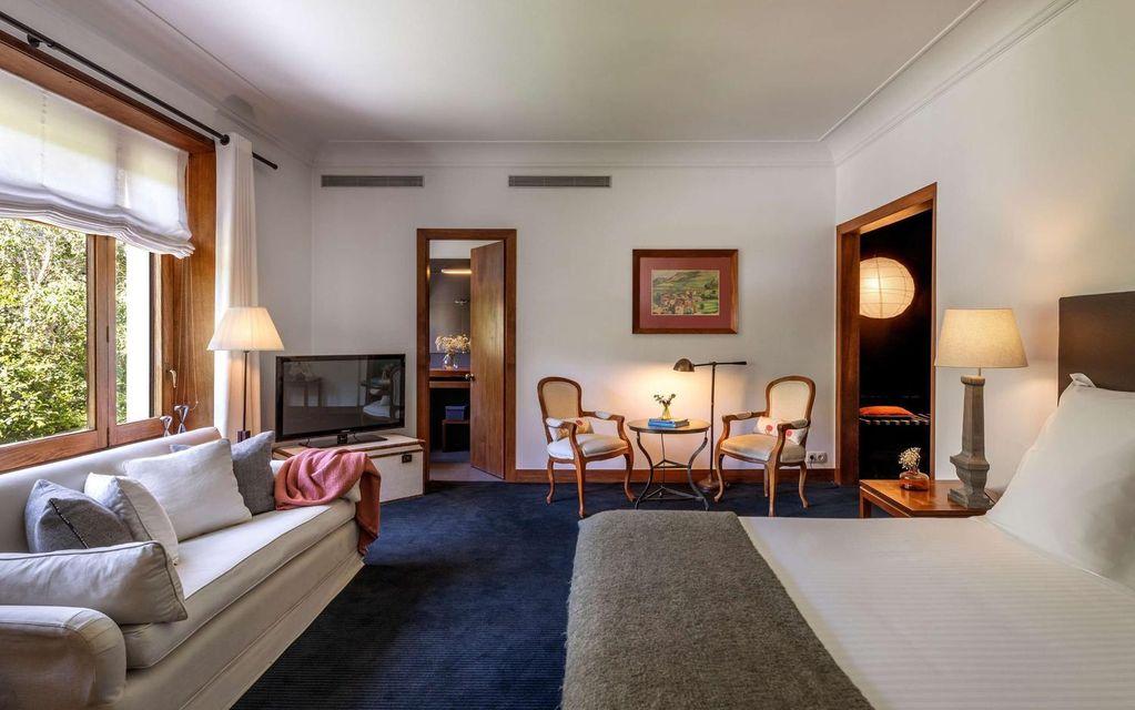 غرفة كبيرة بإطلالة على الحديقة