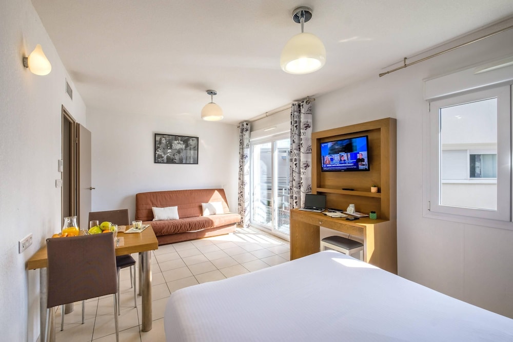 STANDARD, QUEEN BED, SOFA