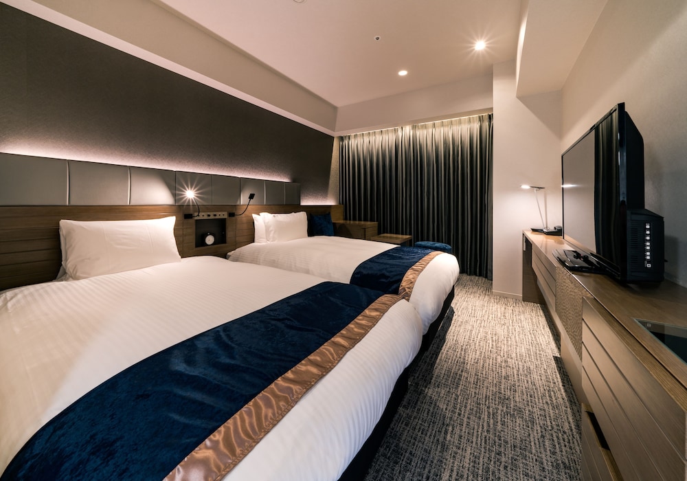 SUPERIOR, TWIN BEDS, TRAIN VIEW