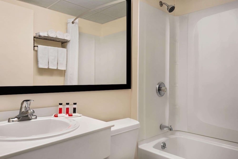 Super 8 By Wyndham Liverpool Syracuse North Airport 9/24