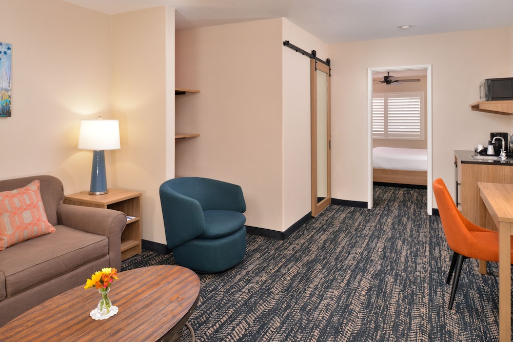La Fuente Inn Suites 48/65