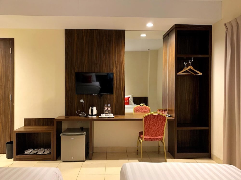 Ameera Hotel 35/37