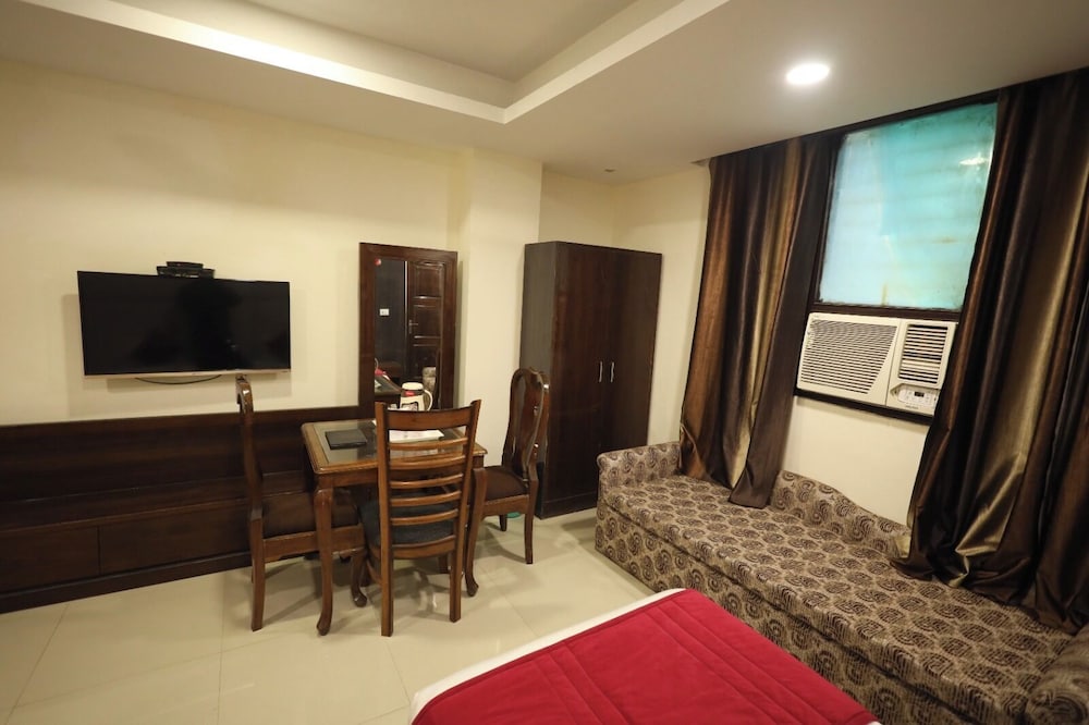 Hotel The Paramont Delhi 49/50