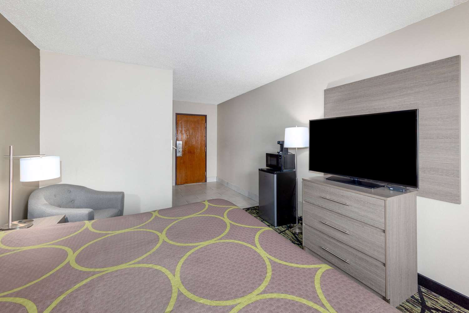 Super 8 by Wyndham Pratt 40/45
