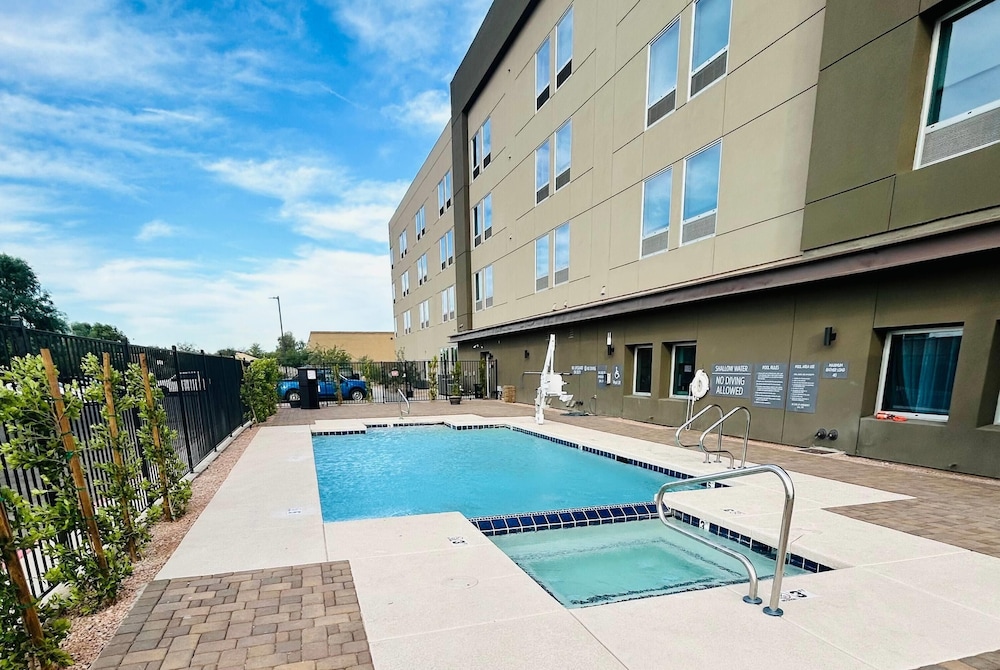 La Quinta Inn & Suites by Wyndham Phoenix near State Farm St 43/48