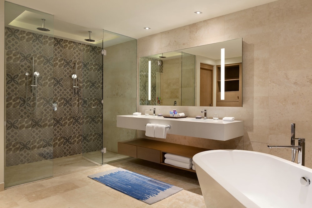 Pyramid, Suite, King Bed, Ocean Front, Sofa، HYATT ZIVA CANCUN 2/2