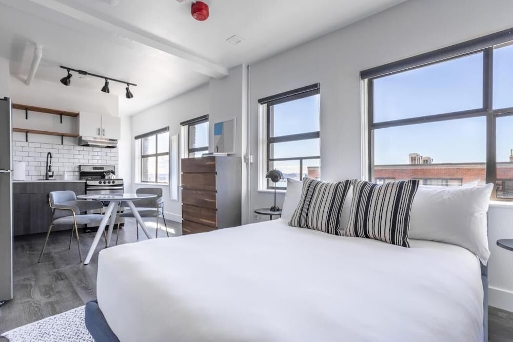 STUDIO, APARTMENT, QUEEN BED, CITY VIEW