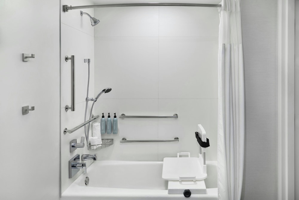 جناح ركني بسرير كينج بغرفة نوم واحدة مع أريكة، Courtyard by Marriott Kansas City Shawnee 5/5