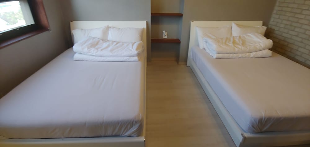 غرفة عائلية بفرشتي فوتون وسريرين كوين، Mokpo White Windmill Guesthouse 3/4