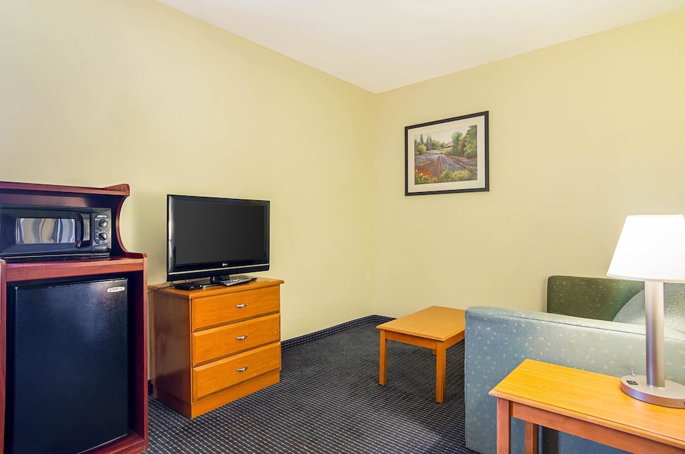 Econo Lodge Inn and Suites Pritchard Road North Little Rock 34/45