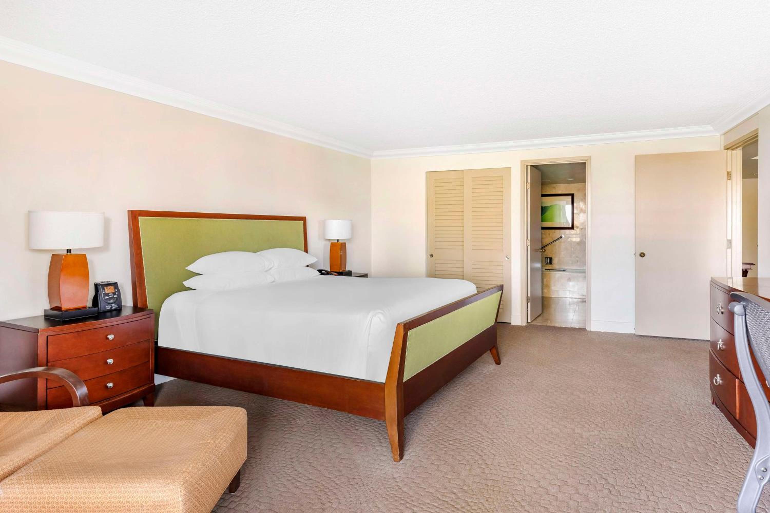 1 Bedroom, Standard, King Bed, Resort View, Sofa