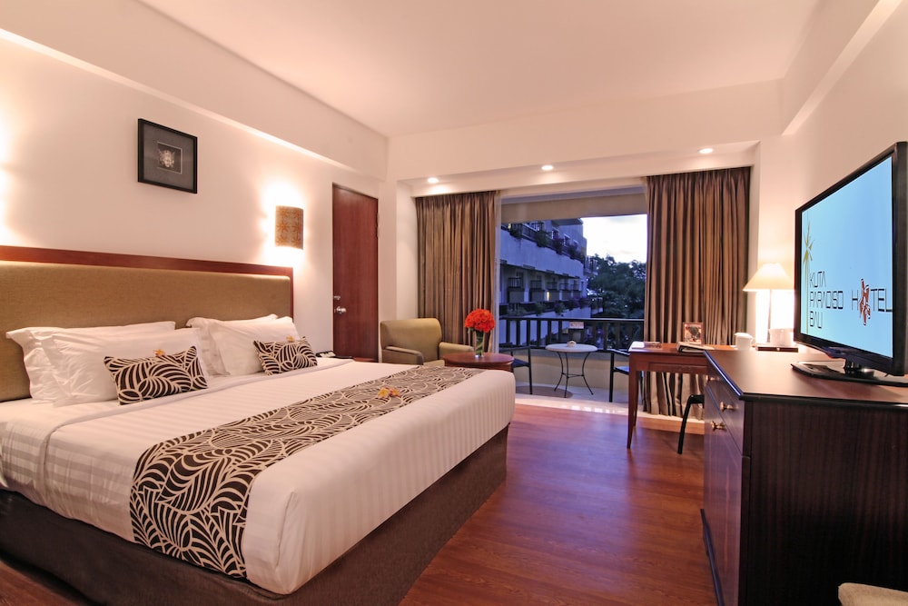 Super, Deluxe, King Bed, Pool View