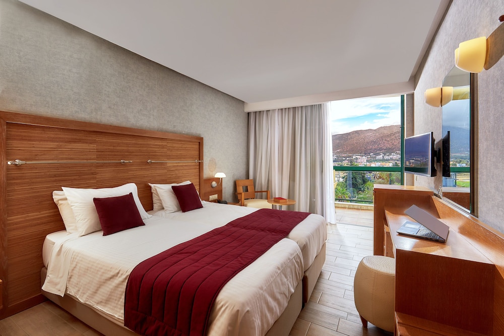 غرفة بسريرين منفصلين بإطلالة على الجبل، Sirens Beach Hotel 3/7