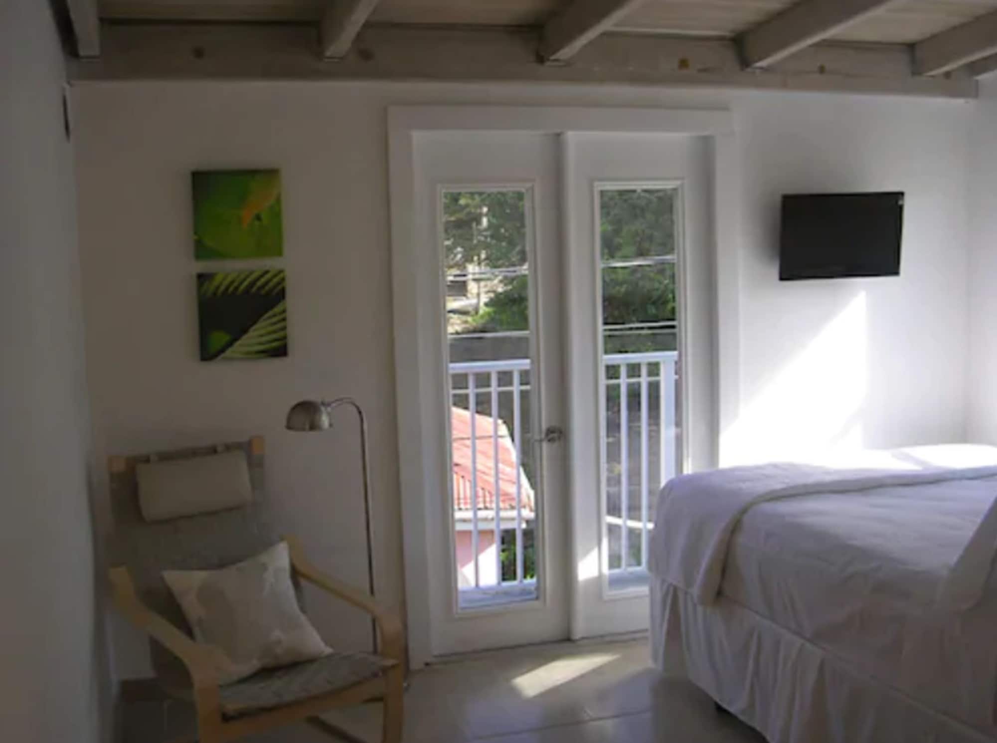 Standard, Queen Bed