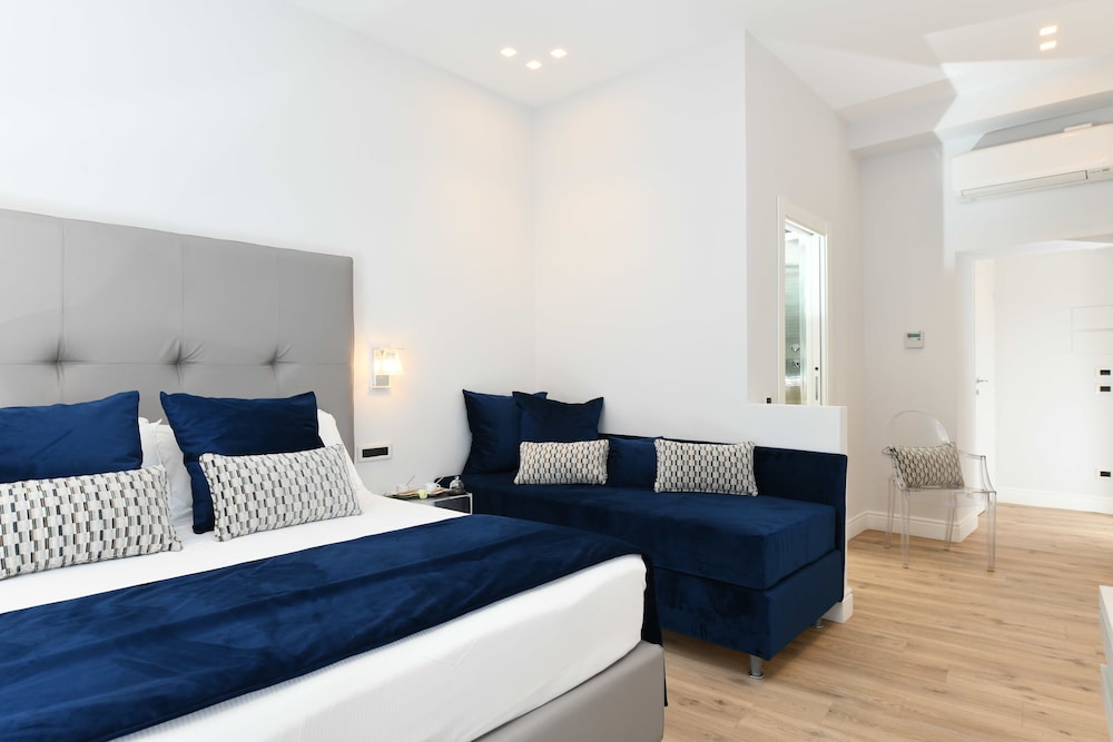 DELUXE, DOUBLE OR TWIN BED