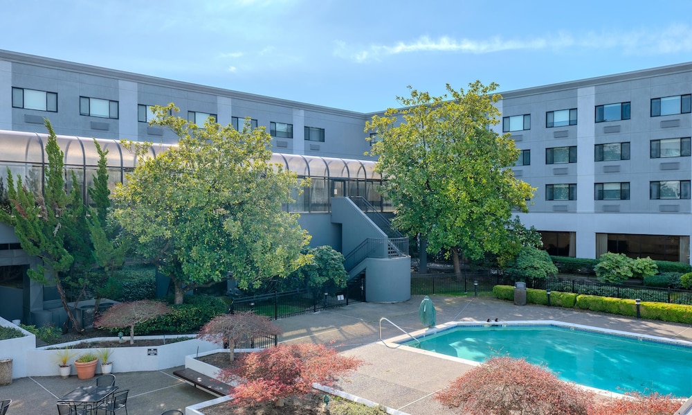Monarch Hotel And Conference Center 53/59