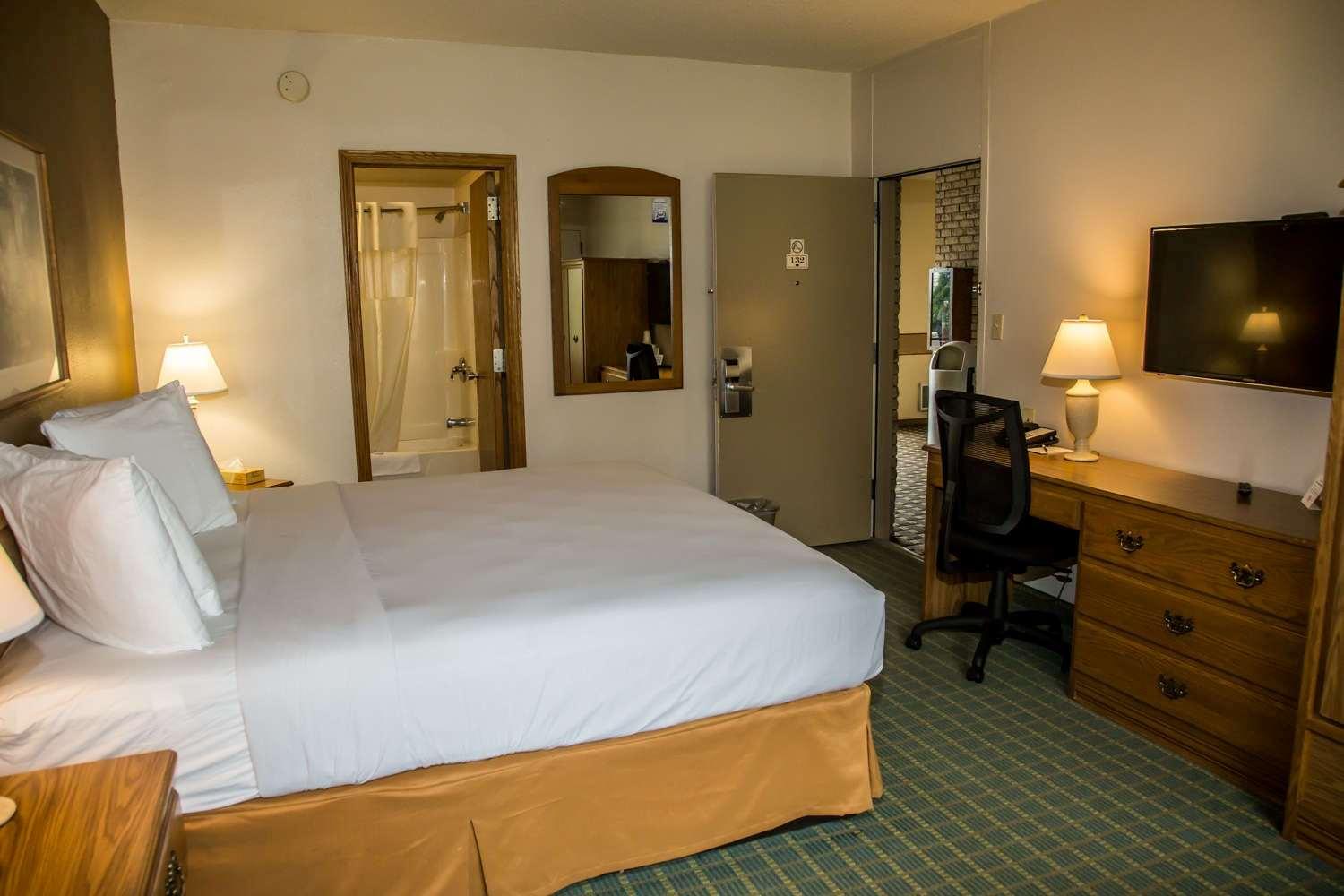 ROOM, QUEEN BED