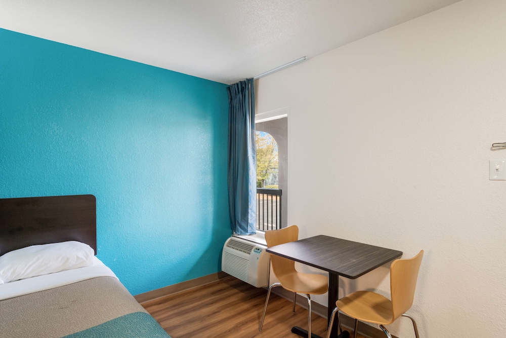 Motel6 Lexington, KY - Airport 14/36
