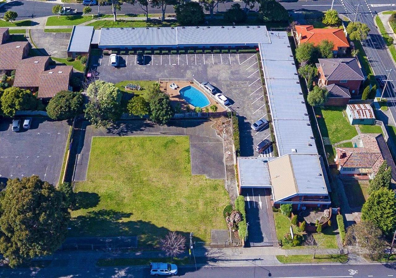 BURWOOD EAST MOTEL 15/16