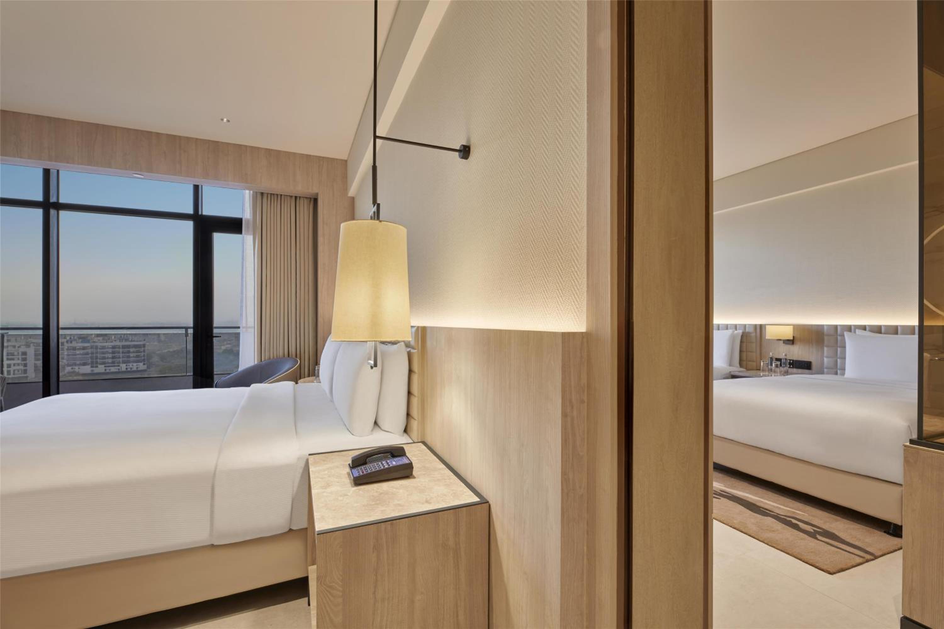 Premium, Suite, King Bed, Balcony, Lounge Access, Hilton Gurugram Baani City Centre 4/4