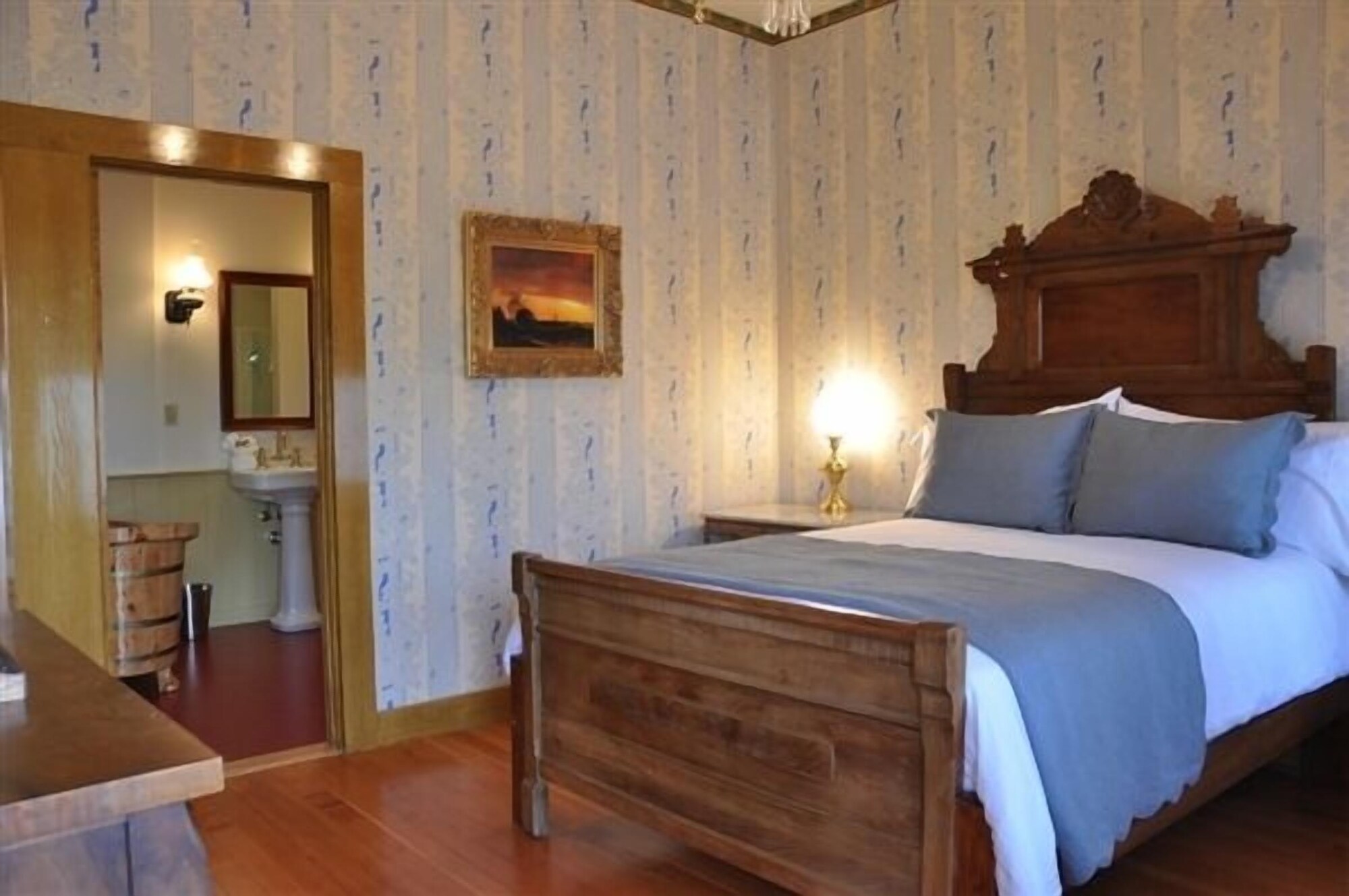 DELUXE, SUITE, QUEEN BED, PARK VIEW, BALCONY, BATHTUB