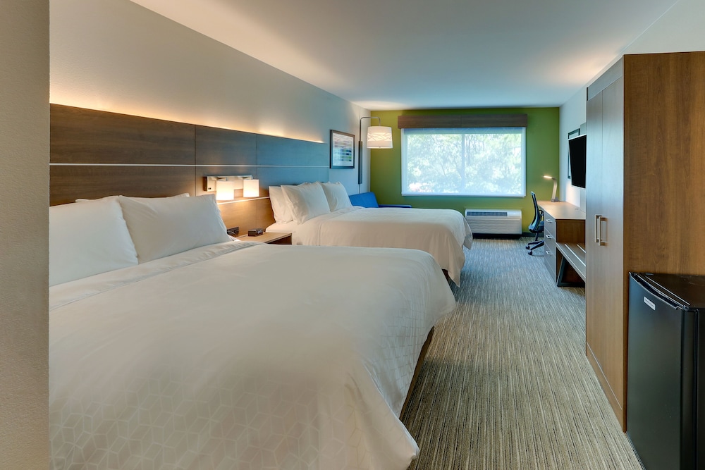 Holiday Inn Express and Suites Roanoke Civic Center 16/34