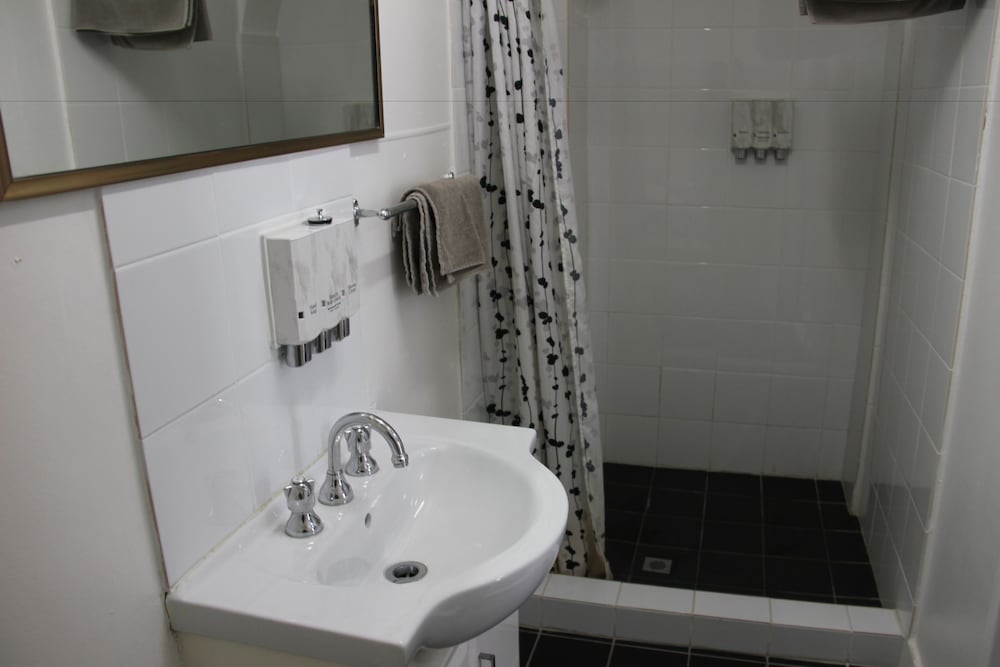 Budget, Queen Bed 4/6