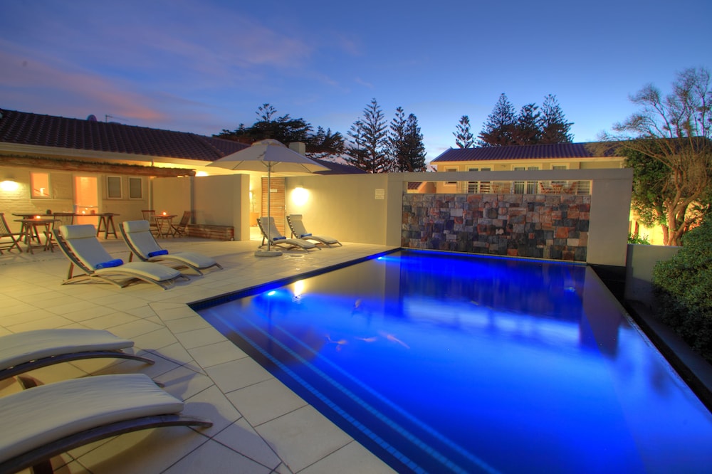 Abalone Guest Lodge 25/50