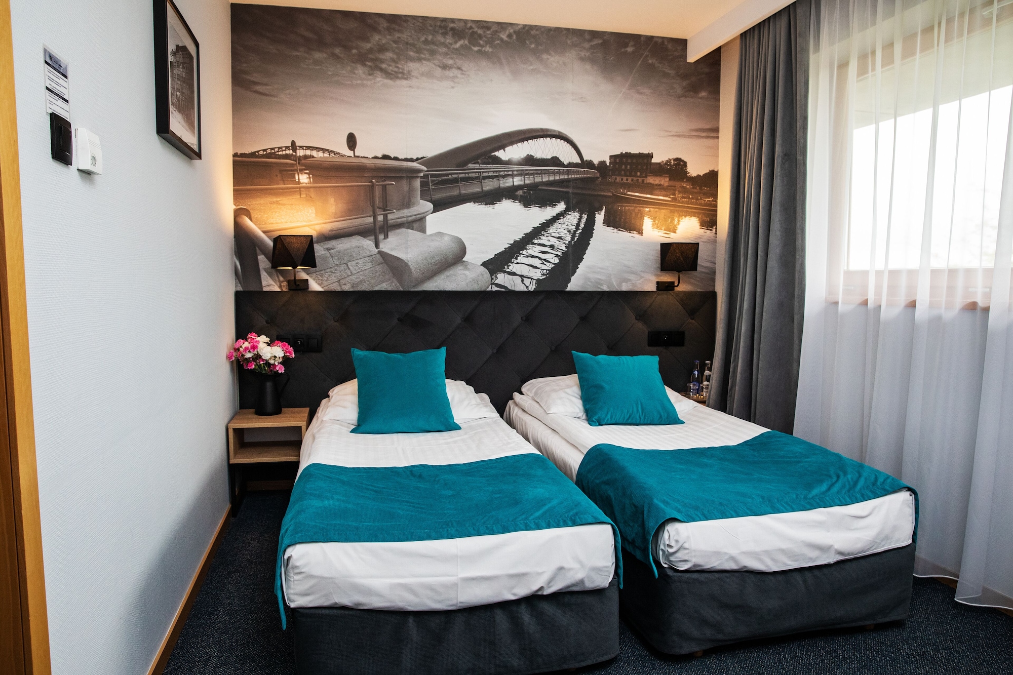 ROOM, TWIN BEDS