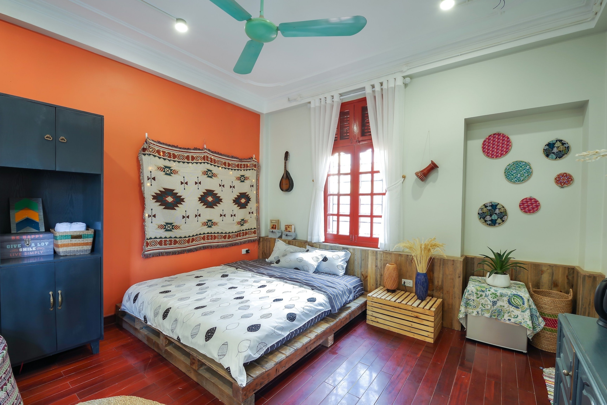 ROOM, DOUBLE OR TWIN BED