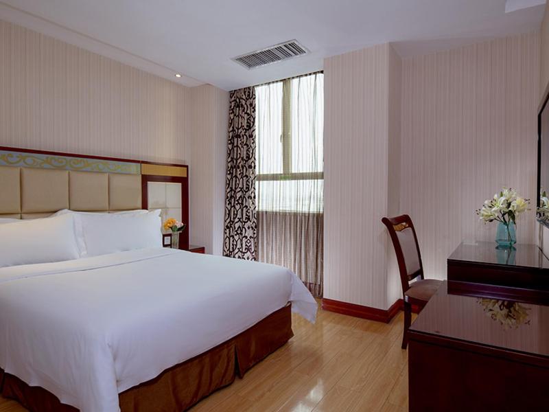 Vienna Hotel (Shenzhen Pinghu Center Metro Station) 29/42
