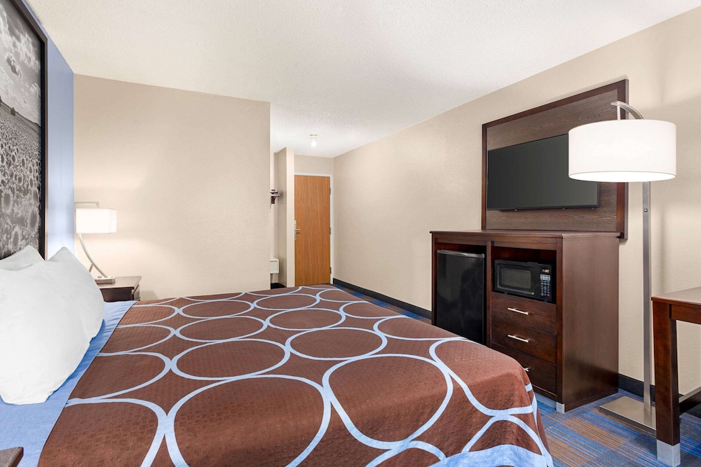 Super 8 by Wyndham Lenexa Overland Park/Mall Area 25/70