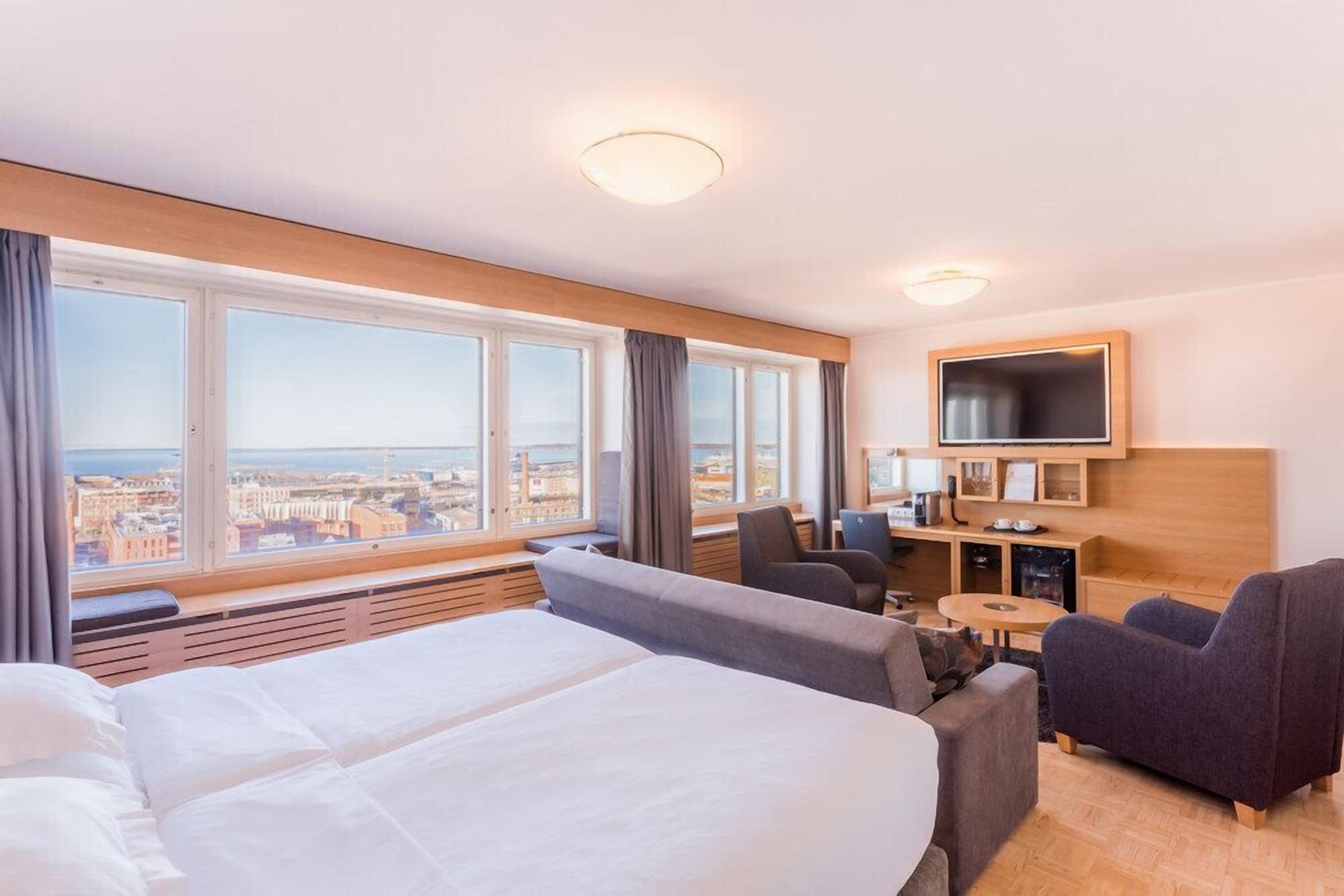 JUNIOR SUITE, QUEEN BED