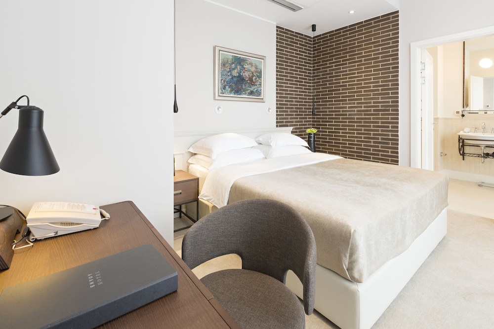 Envoy Hotel Belgrade 23/68