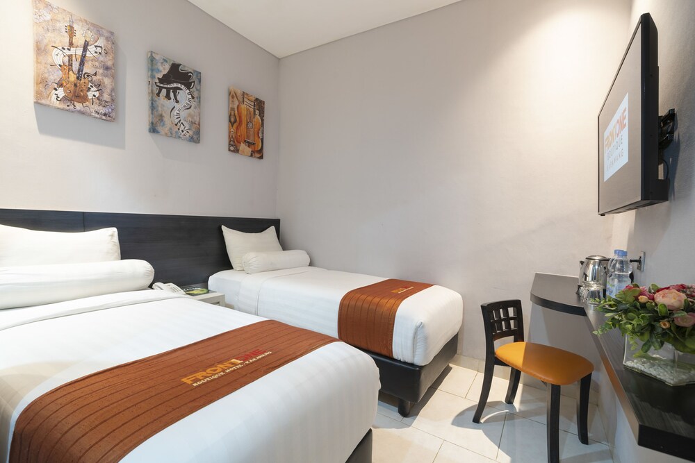 Front One Boutique Karawang 20/44