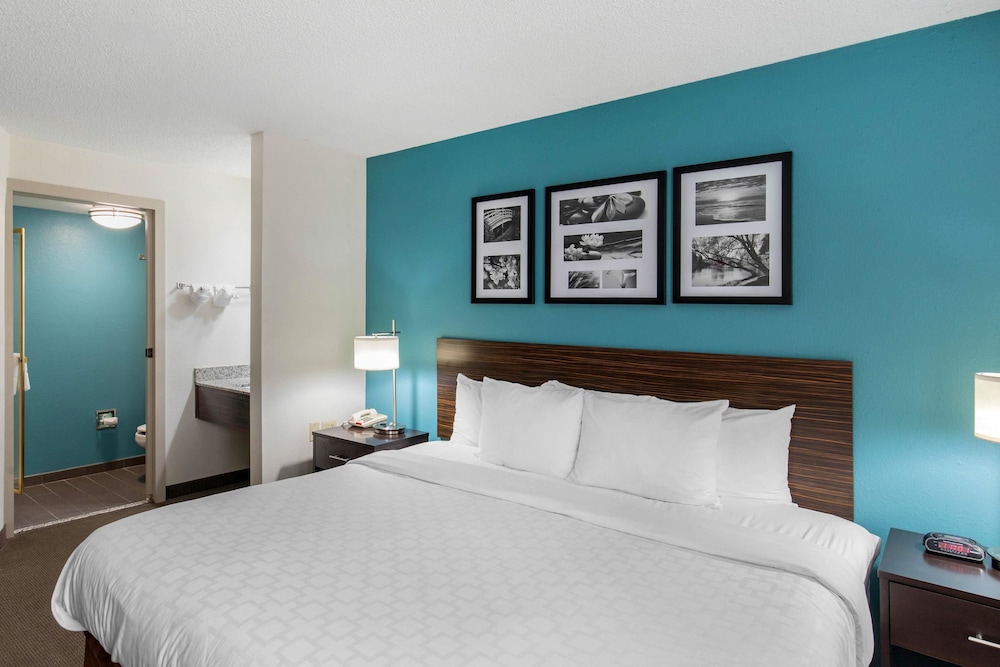 Clarion Inn & Suites Dfw North 16/49