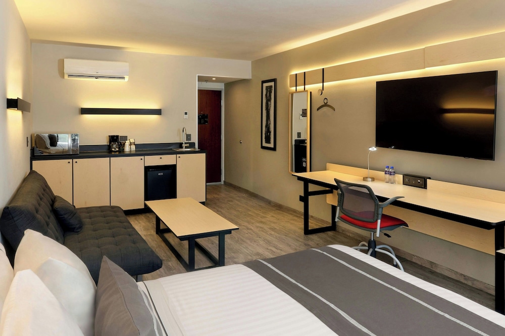 Superior, Queen Bed, Sofa, City Express Plus by Marriott Monterrey Galerias 4/7