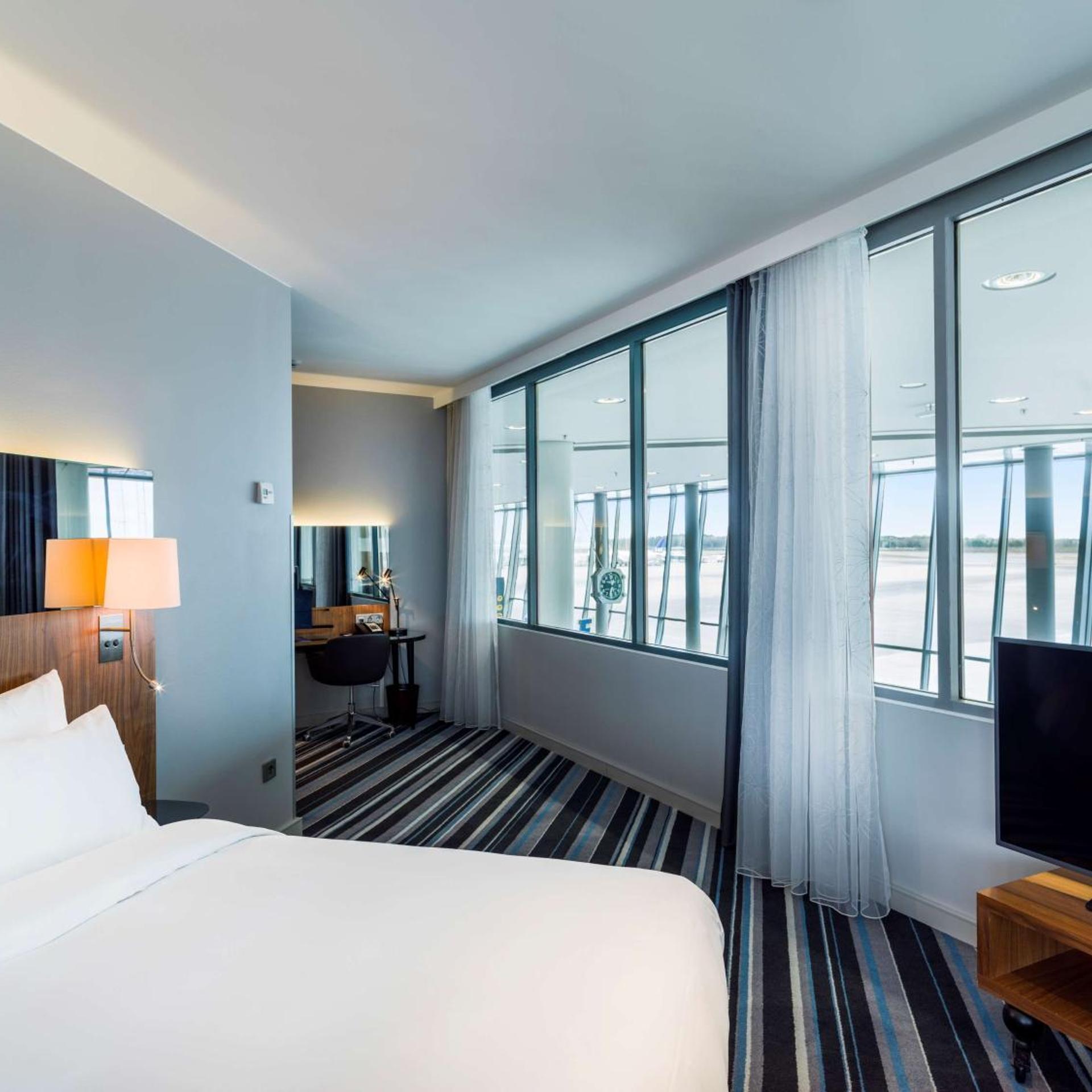 Junior Suite, Runway View