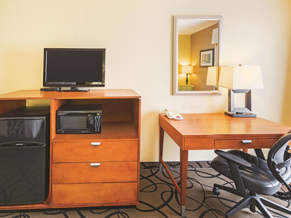 La Quinta Inn & Suites by Wyndham Ft. Worth - Forest Hill TX 36/49