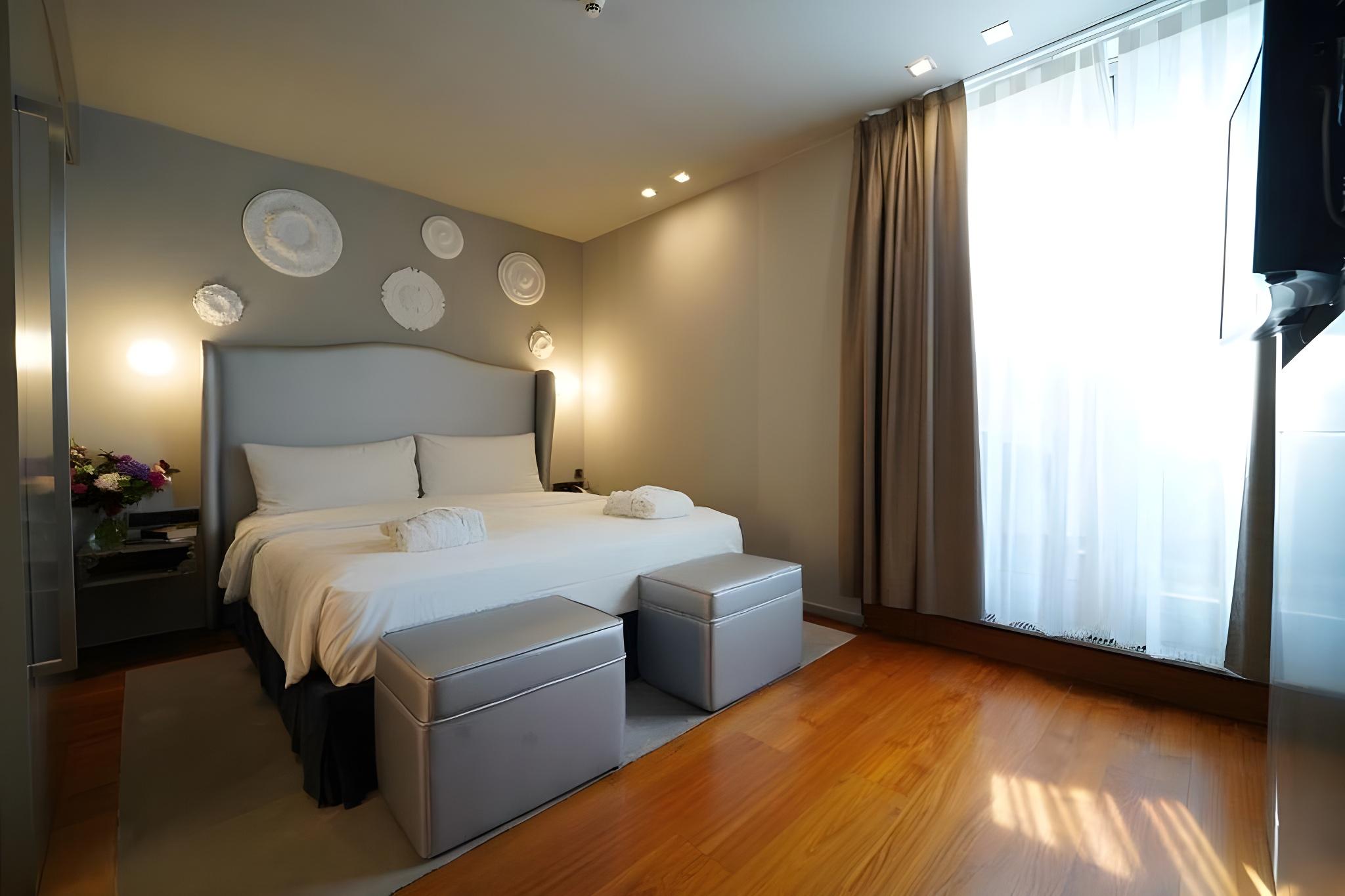 SIGNATURE, SUITE