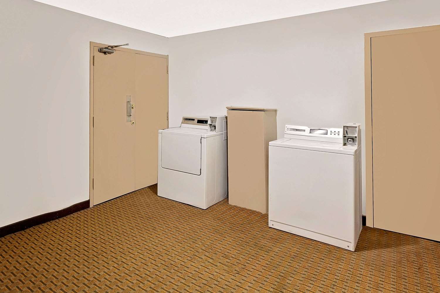 Super 8 by Wyndham Plainview 2/8