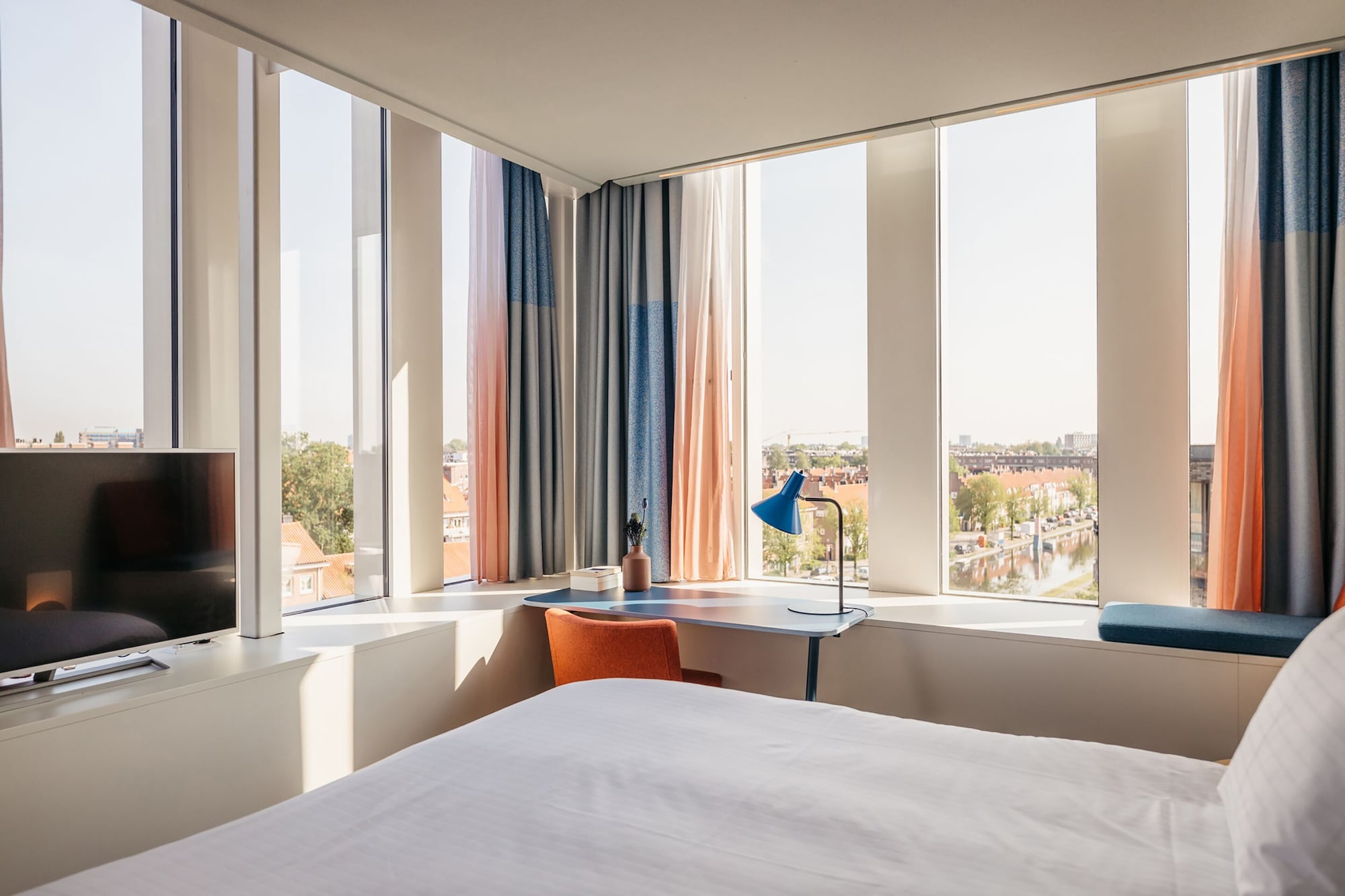 DELUXE, TWIN BEDS