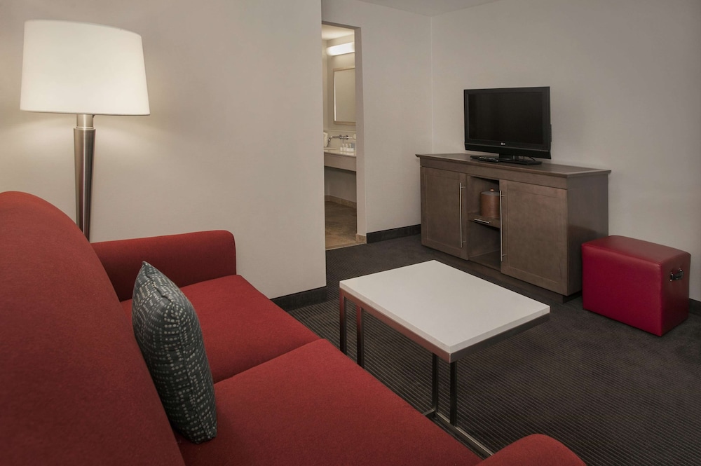 Hampton Inn and Suites Milwaukee Downtown 27/41