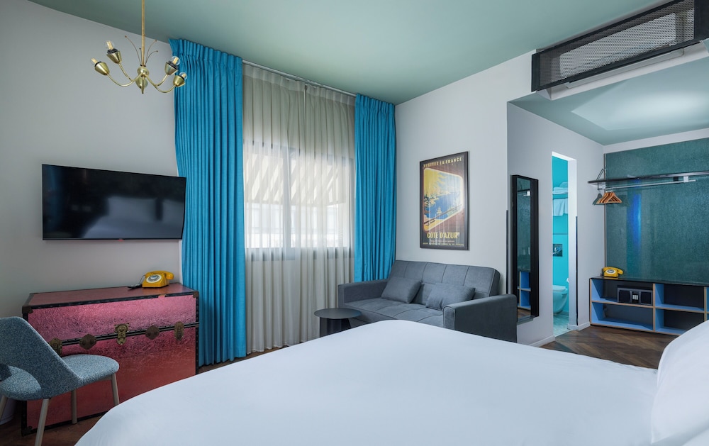DELUXE, QUEEN BED, SOFA