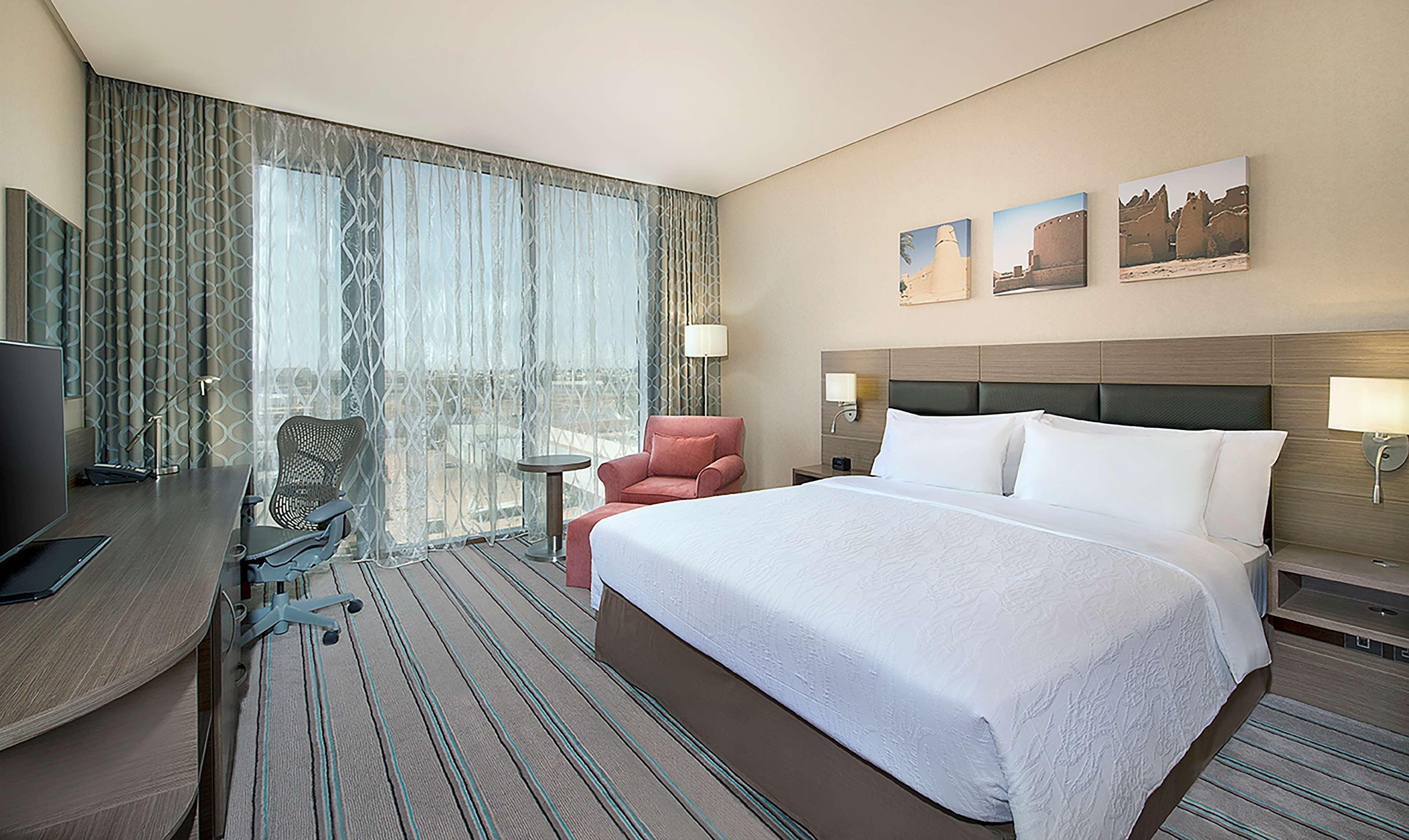 GUEST ROOM, KING BED