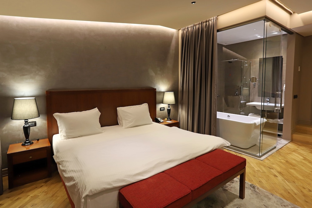1 BEDROOM, BUSINESS, SUITE